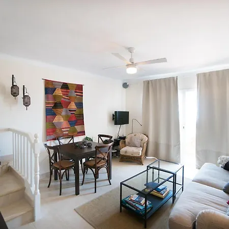 Urb. La Hacienda, 16