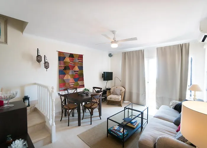 Urb. La Hacienda, 16