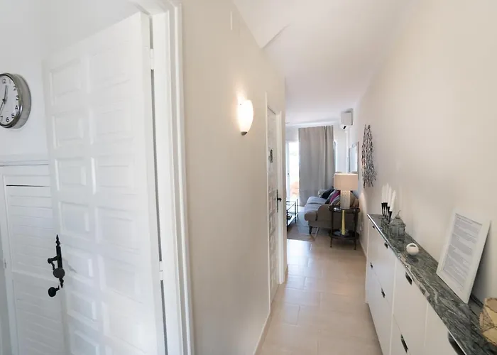 Urb. La Hacienda, 16 *