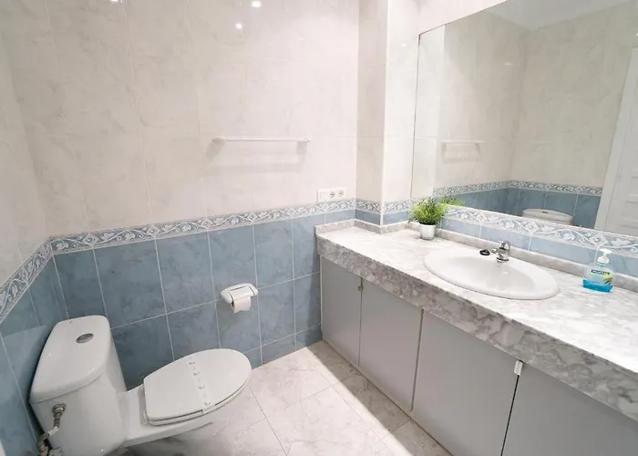 Urb. La Hacienda, 16 *