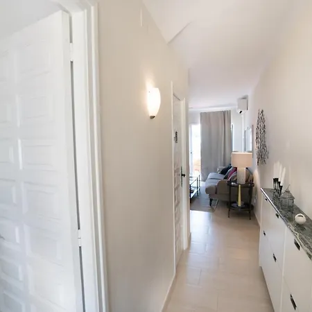 Urb. La Hacienda, 16 *