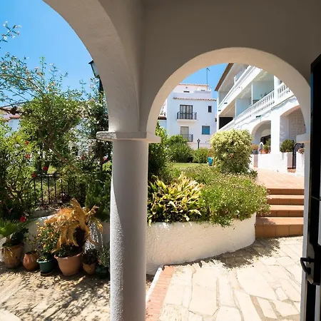 Urb. La Hacienda, 16 *