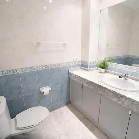 Urb. La Hacienda, 16 *