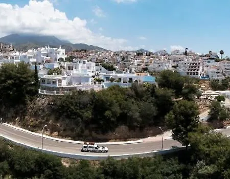 Urb. La Hacienda, 16 *