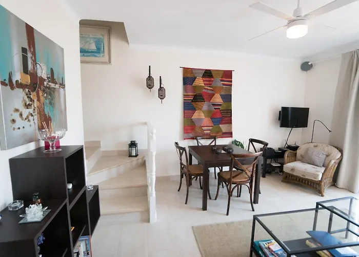 Urb. La Hacienda, 16 * Nerja