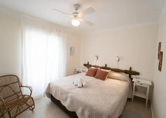 Urb. La Hacienda, 16 *