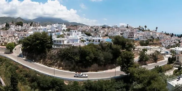 Urb. La Hacienda, 16 *