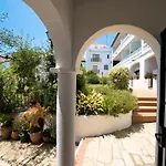 Urb. La Hacienda, 16 *