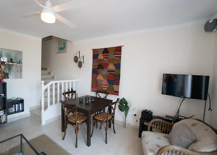 Urb. La Hacienda, 16