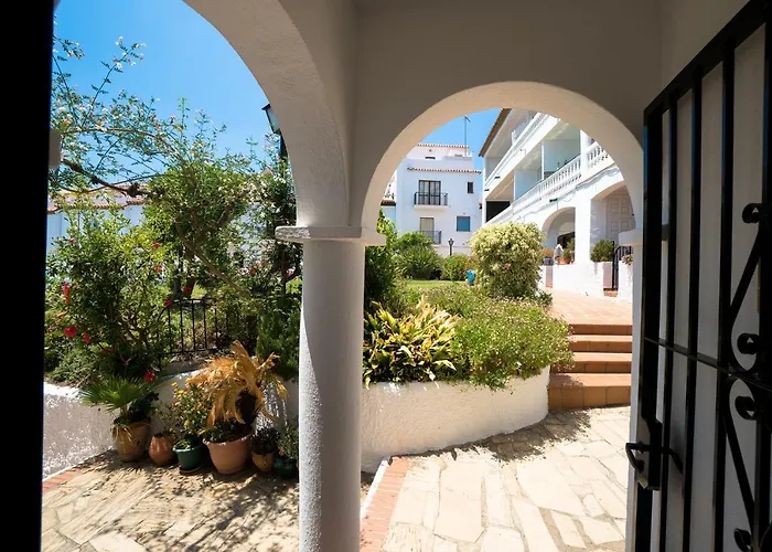 Urb. La Hacienda, 16 *